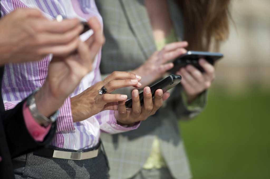 Three businesswomen texting    153967692