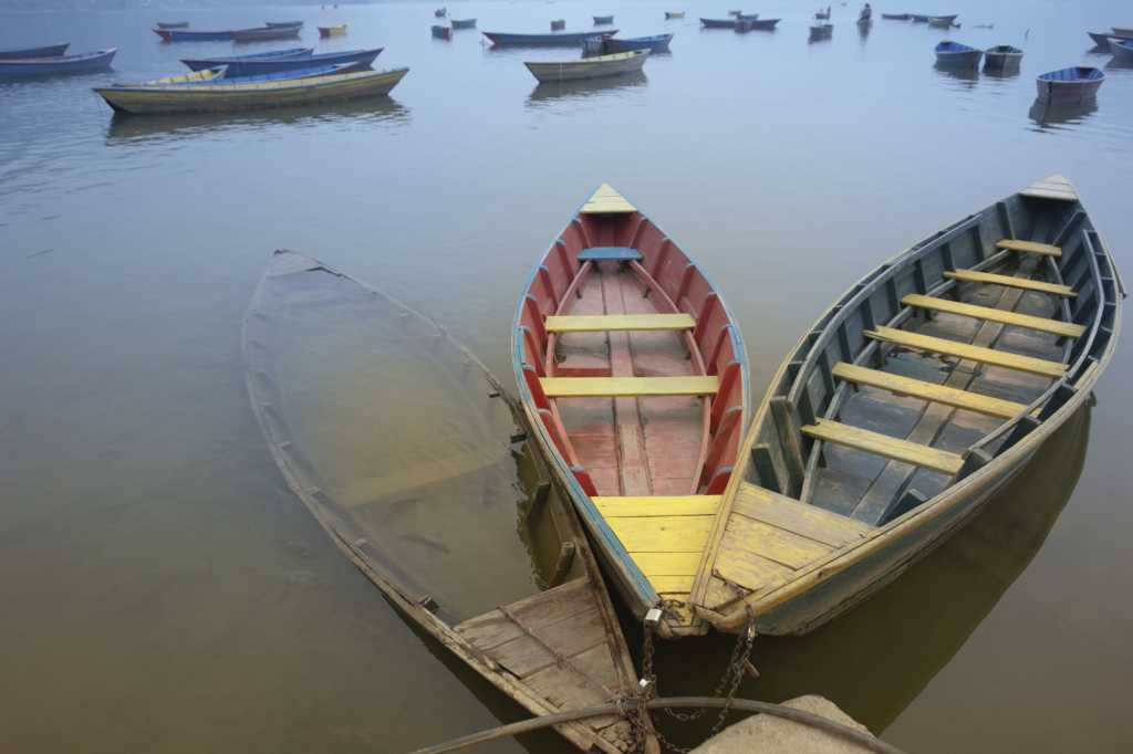 Bound boats in contrary colors 177559358
