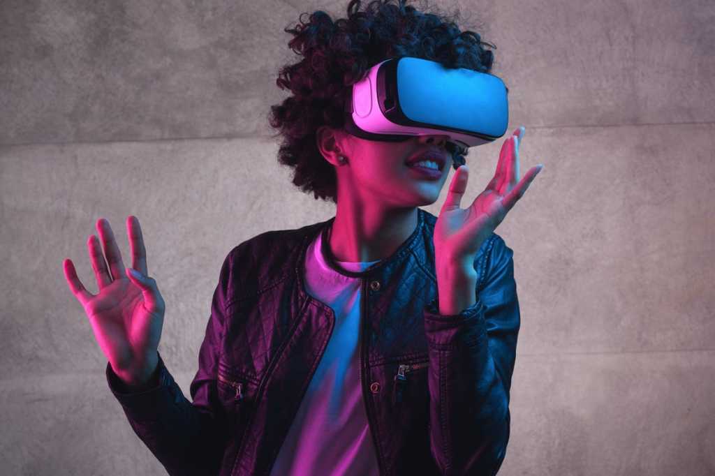 1 intro woman with vr glasses ar in the workplace