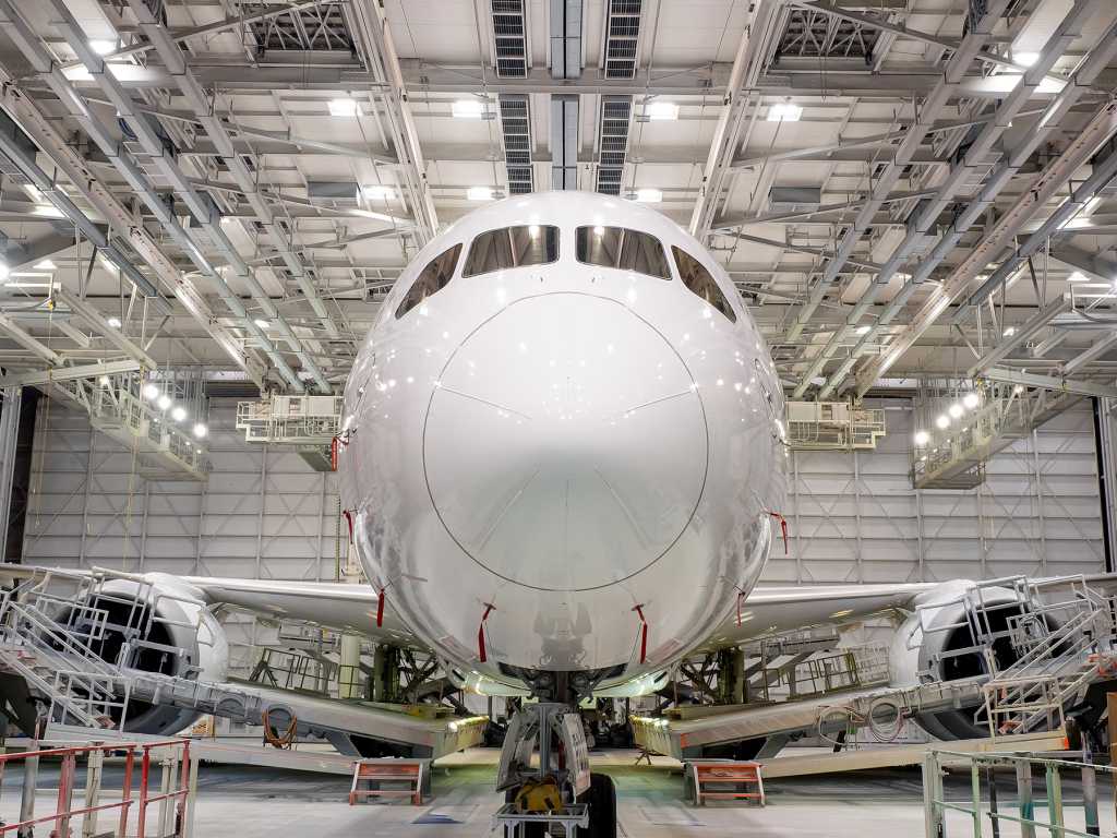 Lufthansa Boeing 787-9 D-ABPD "Frankfurt am Main" im Paint Hangar in Everett