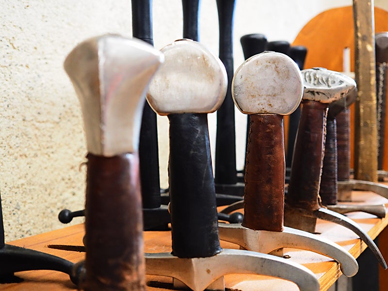 6 services swords rack weapons