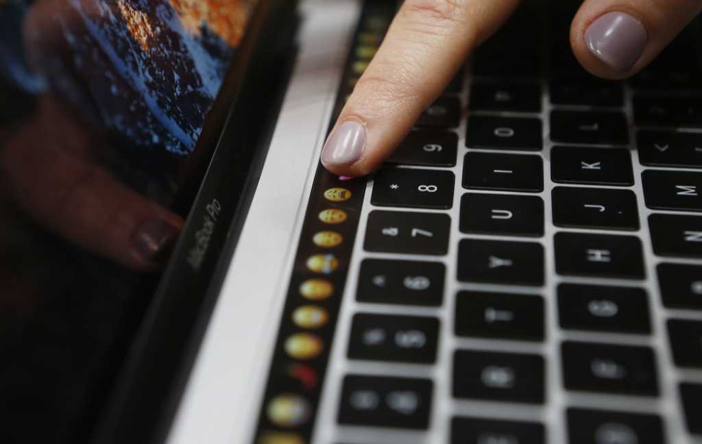 apple macbook pro touch bar