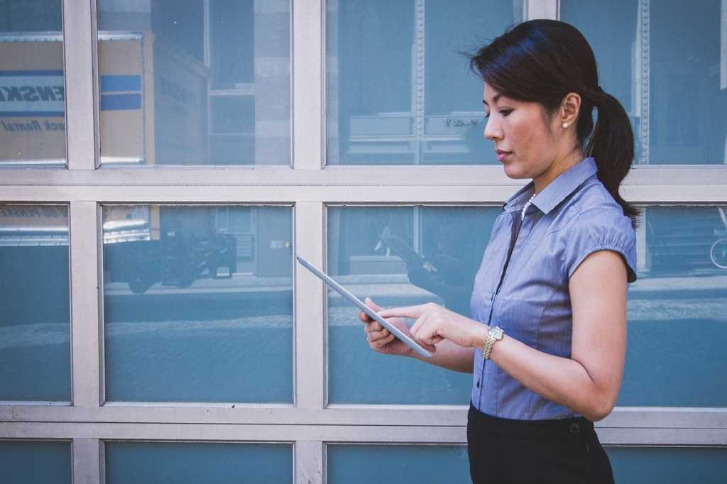 asian woman with tablet female executive asia pixabay 801823