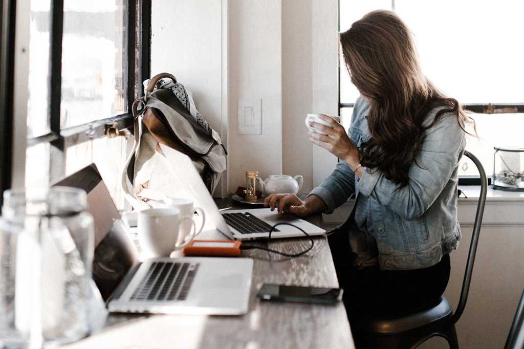 remote worker / digital nomad / coder / developer / programmer / laptop / MacBook