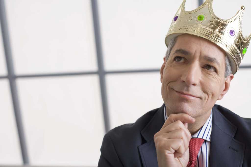 businessman with crown thinking 86512720
