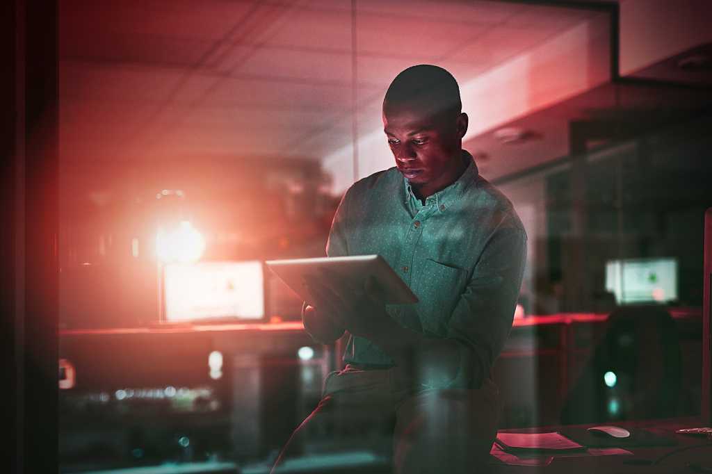 working late / mobile computing devices / connectivity / mobile management / BYOD / office workspace