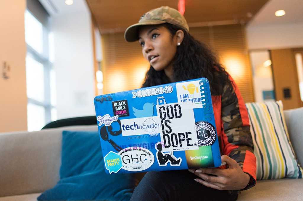 coder/ developer/ hacker/ programmer/ remote worker/ digital nomad/ woman/ laptop/ mobile computing