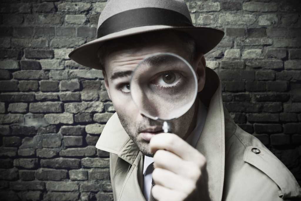 detective with magnifying glass