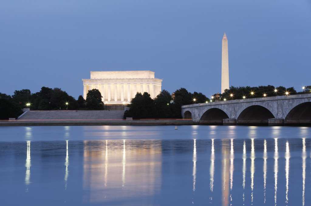 evening view of the lincoln memorial and washington monument reflected in the potomac river. 920316