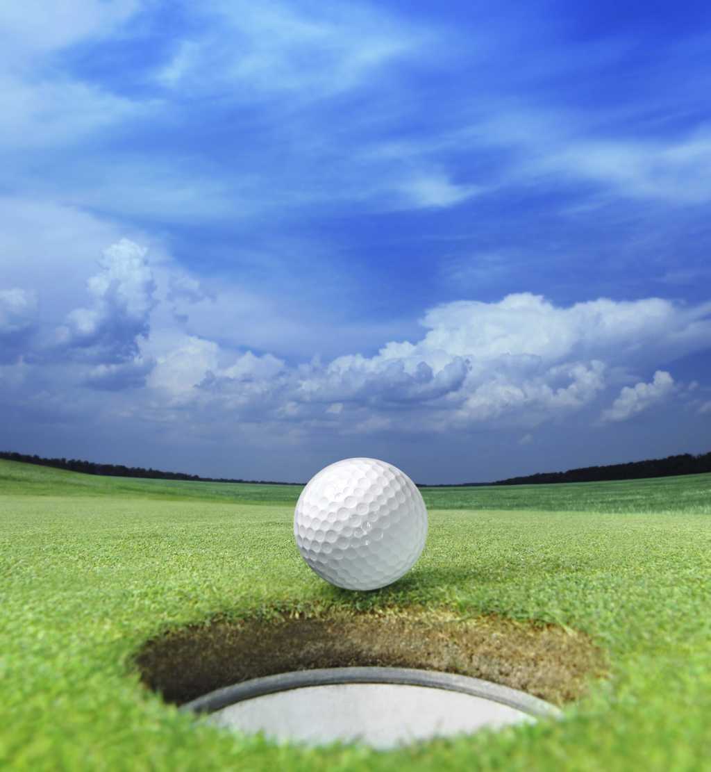 golf ball on lip 119364397