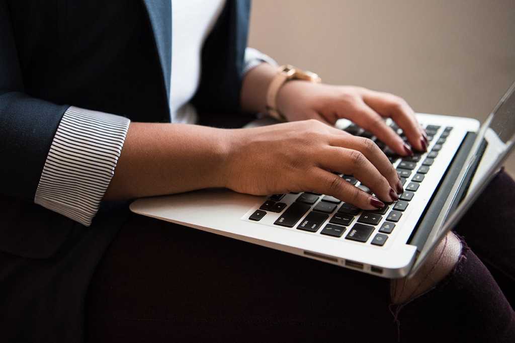 coder/ developer/ hacker/ programmer/ remote worker/ digital nomad/ woman/ laptop/ mobile computing