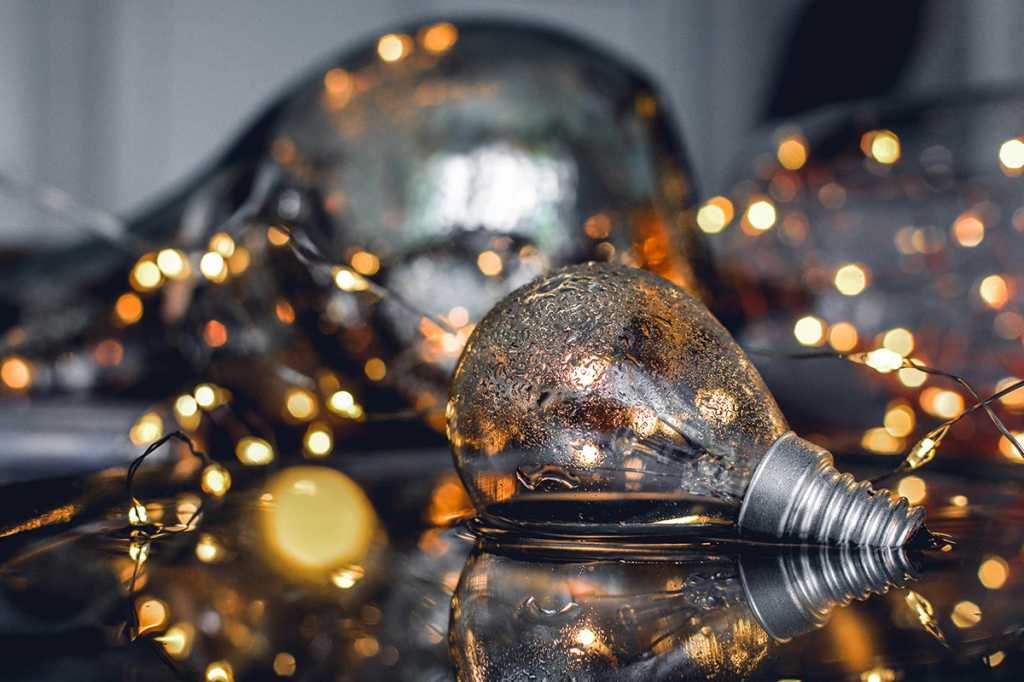 lights of different sizes and shapes on water / diversity in thinking / ideas / brainstorming