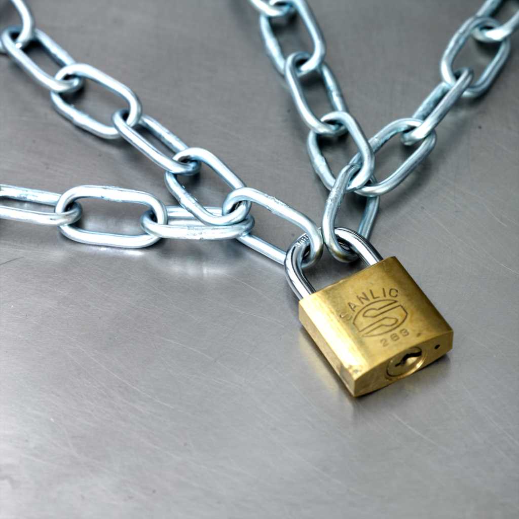 padlock and chains close up 200430218 001