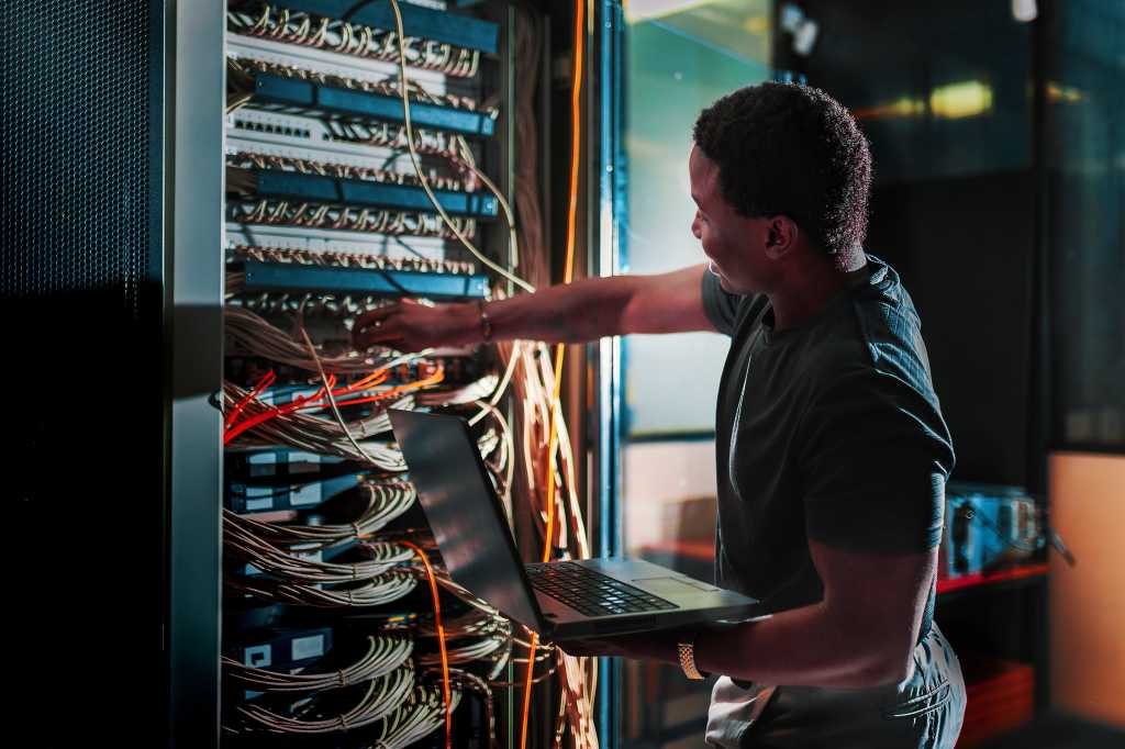 server room / data center / engineer / technician / system administration / test / repair / fix