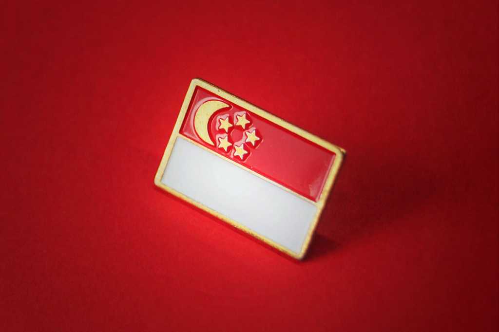 Flag pin > Singapore