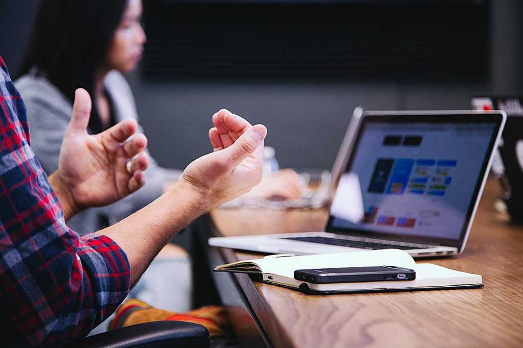 Talking and gesturing during a meeting. // teamwork // collaboration // discussion