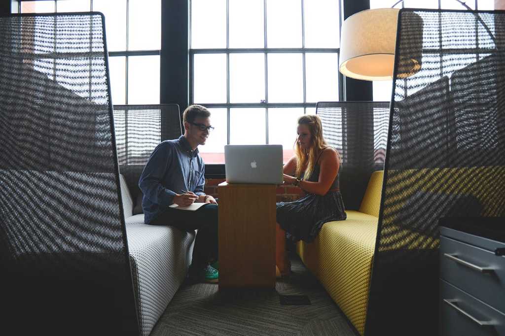 teamwork / collabortaion / communication / remote work / digital nomads / meeting / laptop / notes