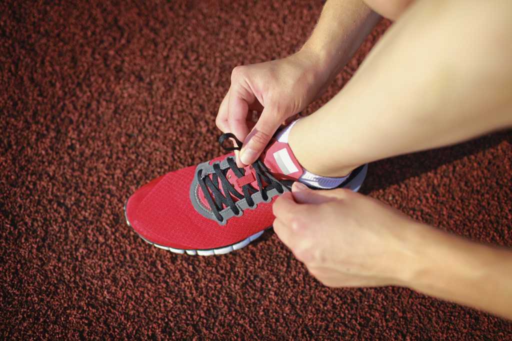 tying sports shoe 118291894