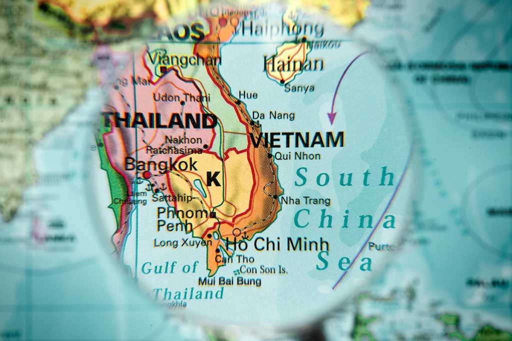 Map, magnifying lens > Vietnam