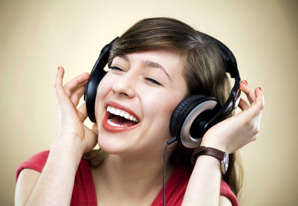 young woman listening to music 154296781