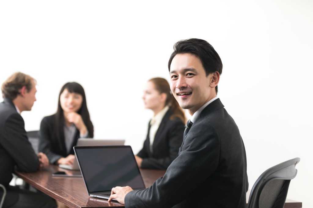 japan-man-business-laptop-meeting-office