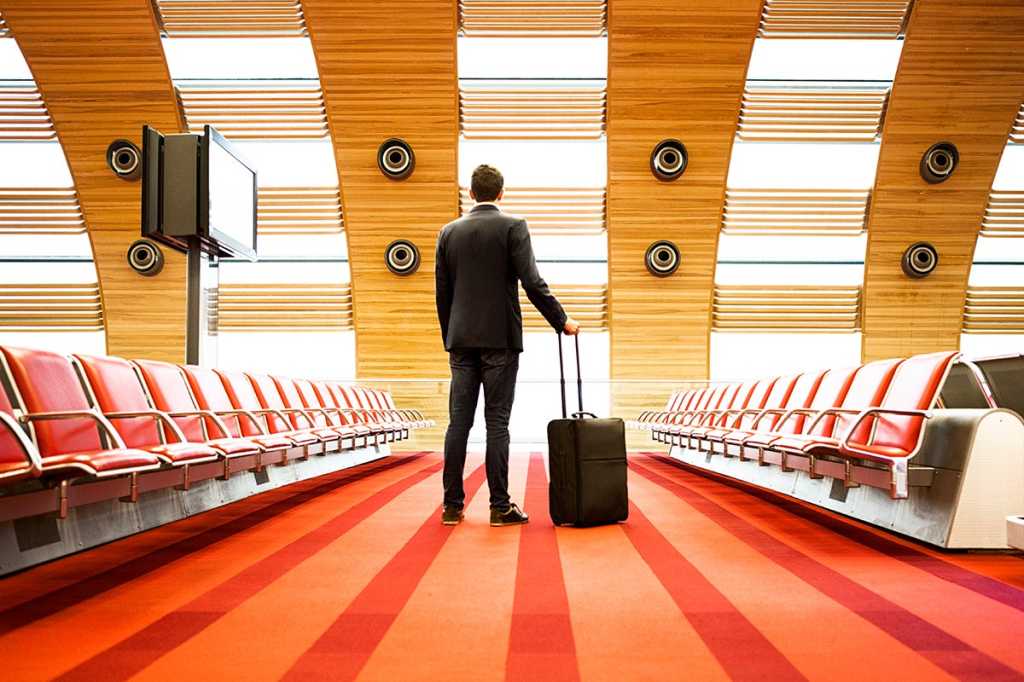 business travel / traveller / transportation / journey / suitcase / airport