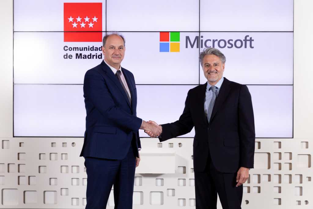 Miguel López-Valverde y Alberto Granados durante la rúbrica del acuerdo de colaboración.