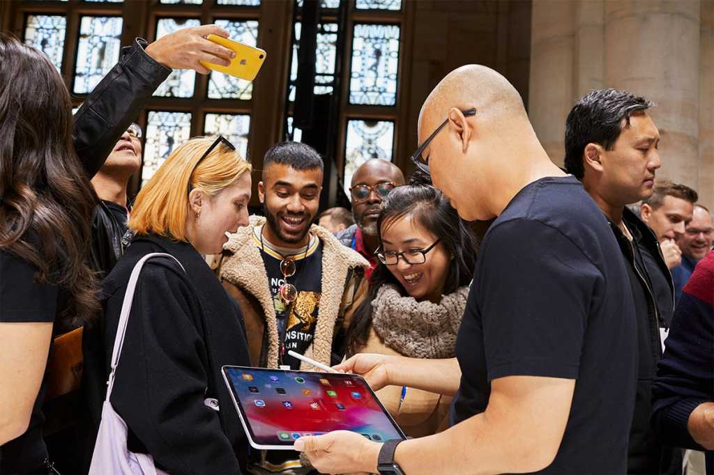 Apple Event [2018-10-30] > Keynote guests try out the new iPad Pro.