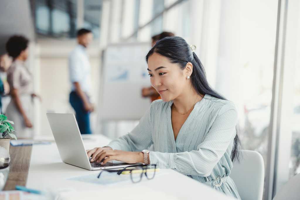 asian woman laptop
