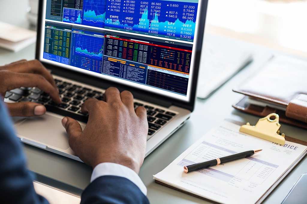 laptop / graphs / data analysis / management / dashboard
