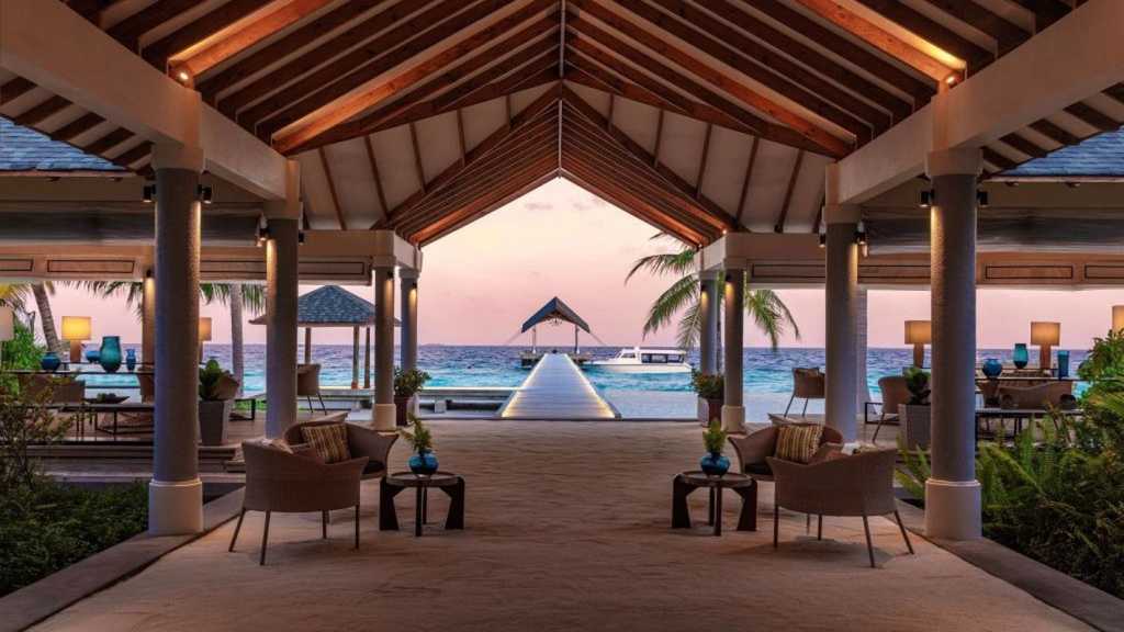Lobby del Havodda Resort de NH Collection en Las Maldivas