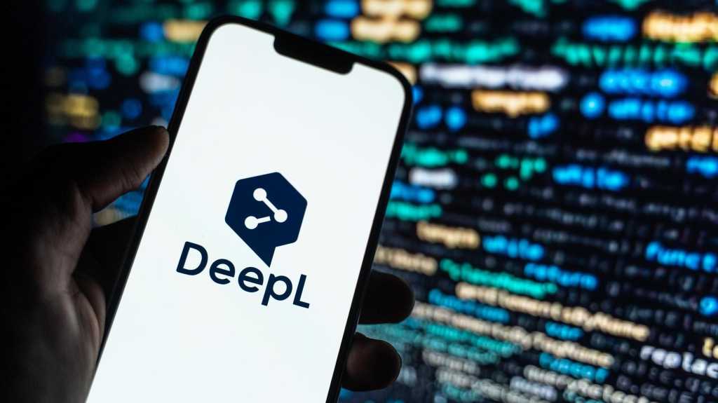 NUR REDAKTION DeepL Logo auf dem Bildschirm Stockbild des Telefons.