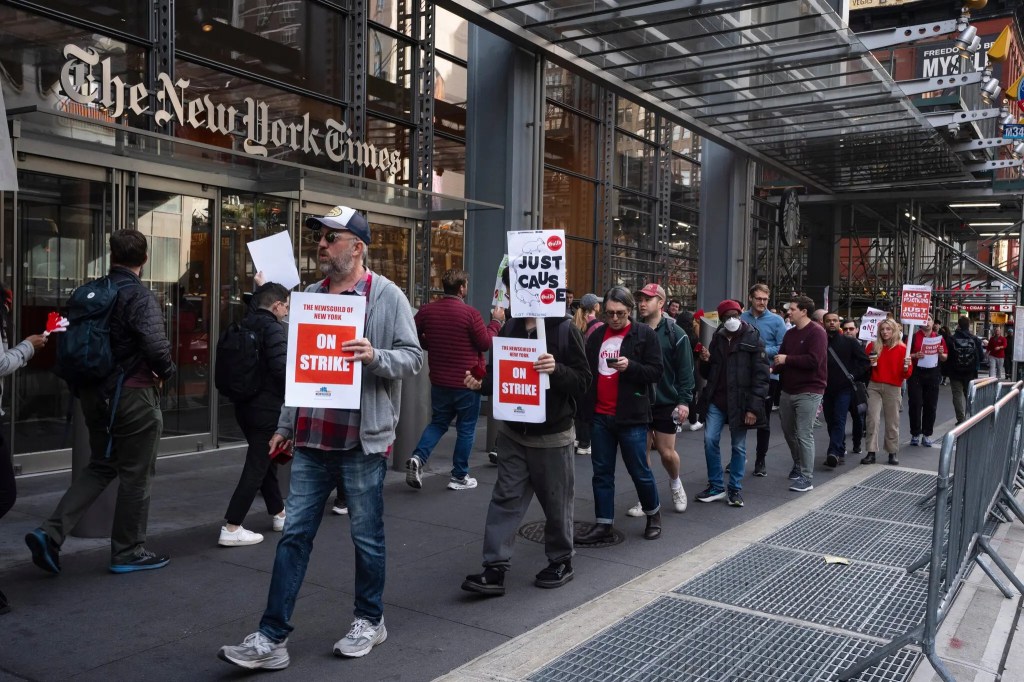 뉴욕타임즈 노조 파업 사진 Union workers outside The New York Times