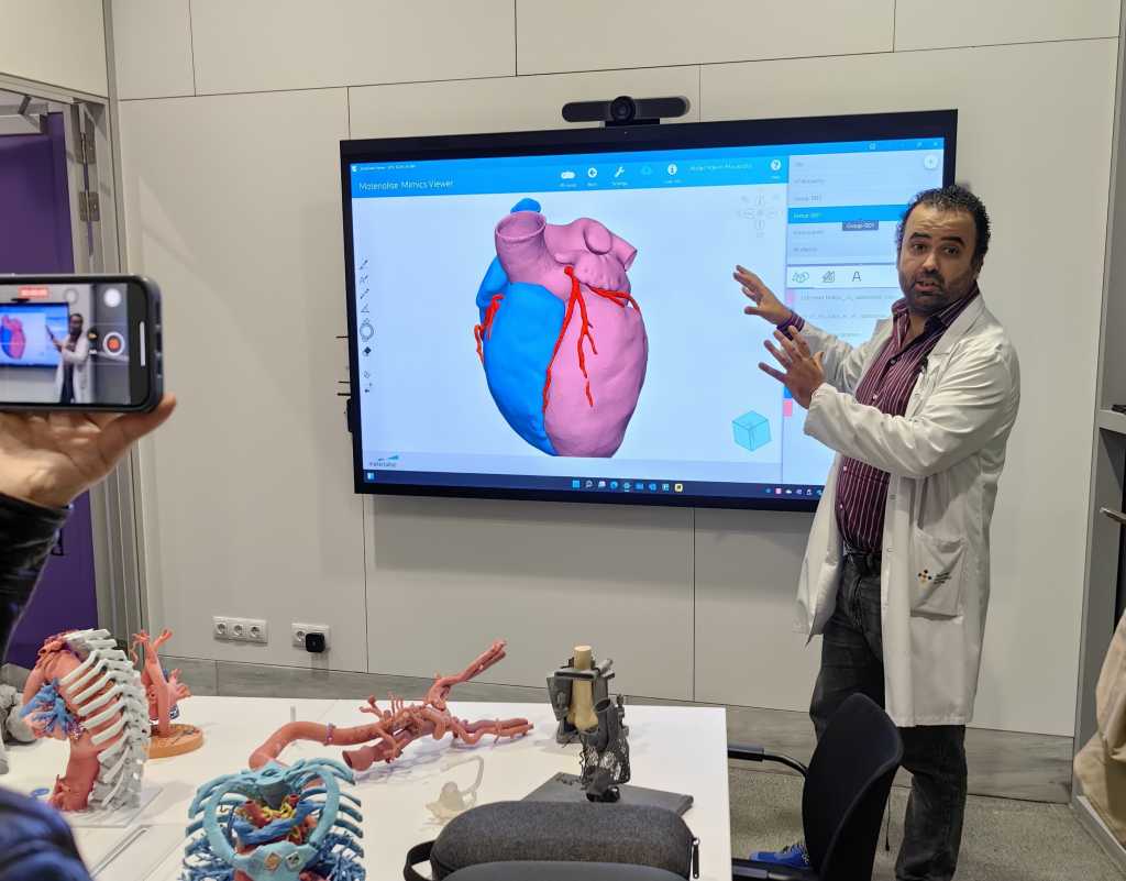 Expertos médicos abordan el impacto de la tecnología en el sector sanitario.