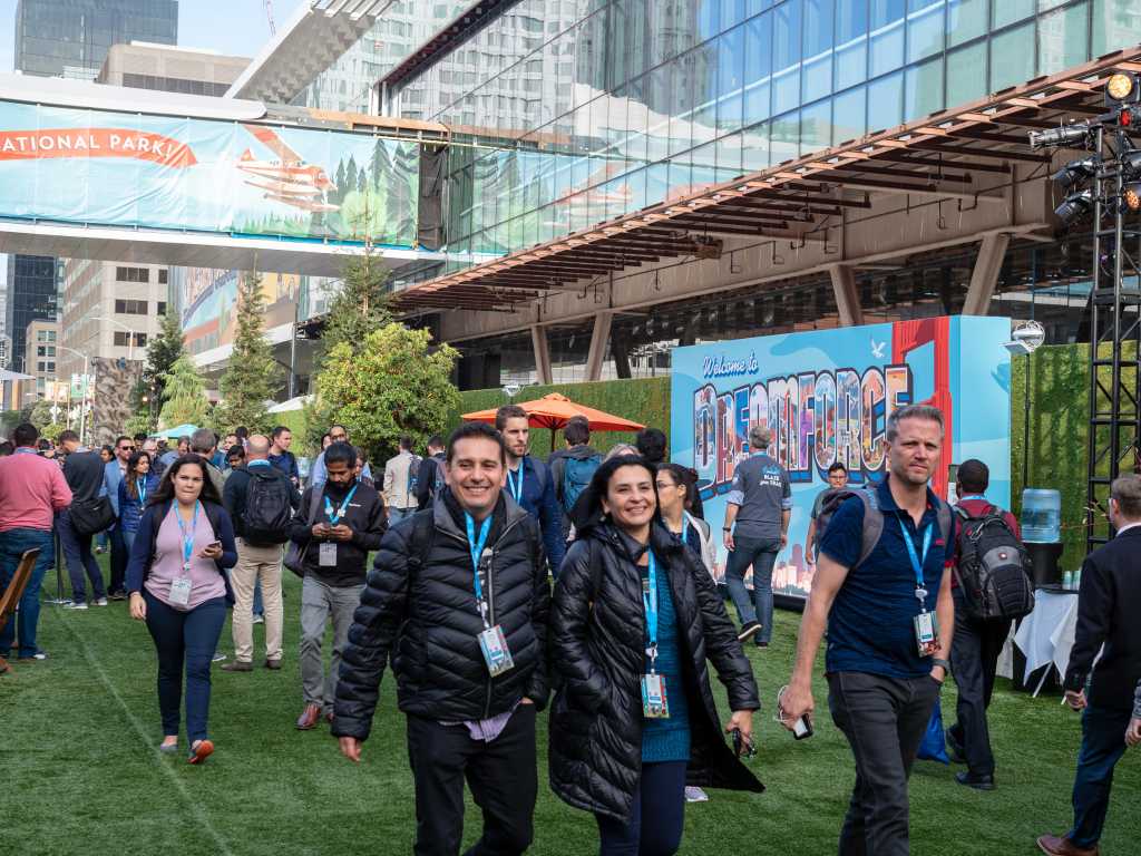 SAN FRANCISCO, CA September 26, 2018: Conference attendees at Salesforce s Dreamforce conference in front of Welcome to Dreamforce banner