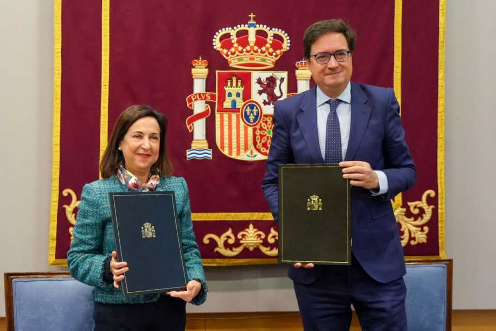 Margarita Robles, ministra de Defensa, junto a Óscar López, ministro para la Transformación Digital y de la Función Pública, durante la firma del acuerdo de colaboración.