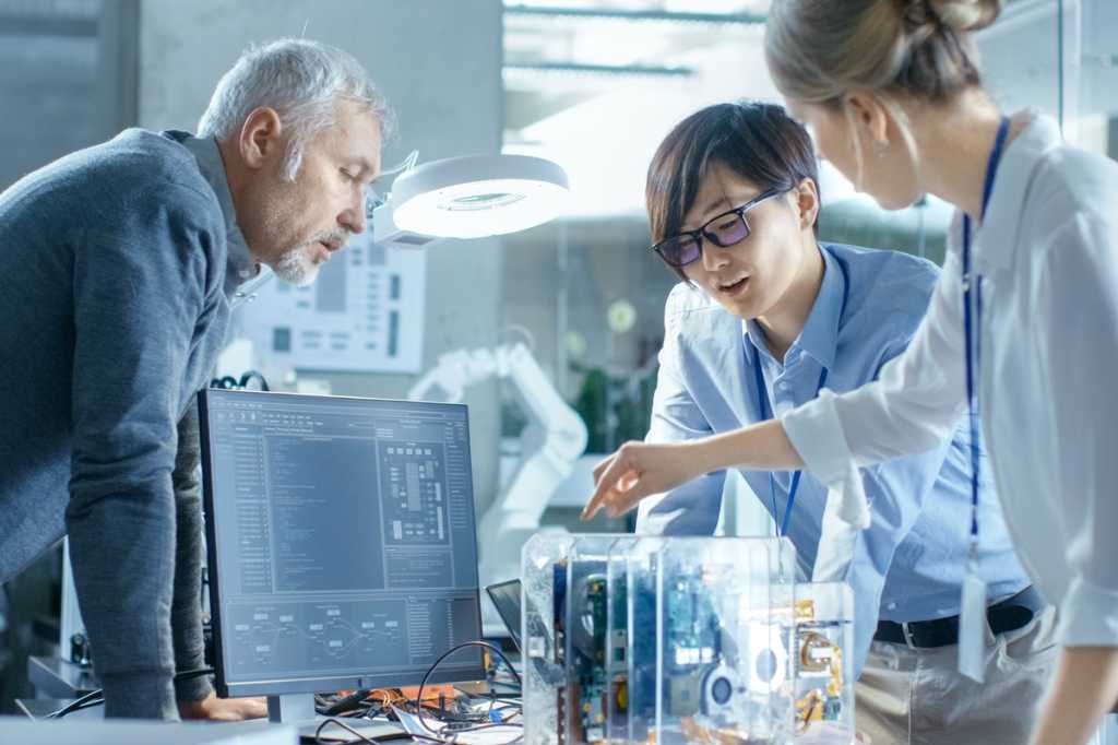 japan-engineers-collaborate-computer