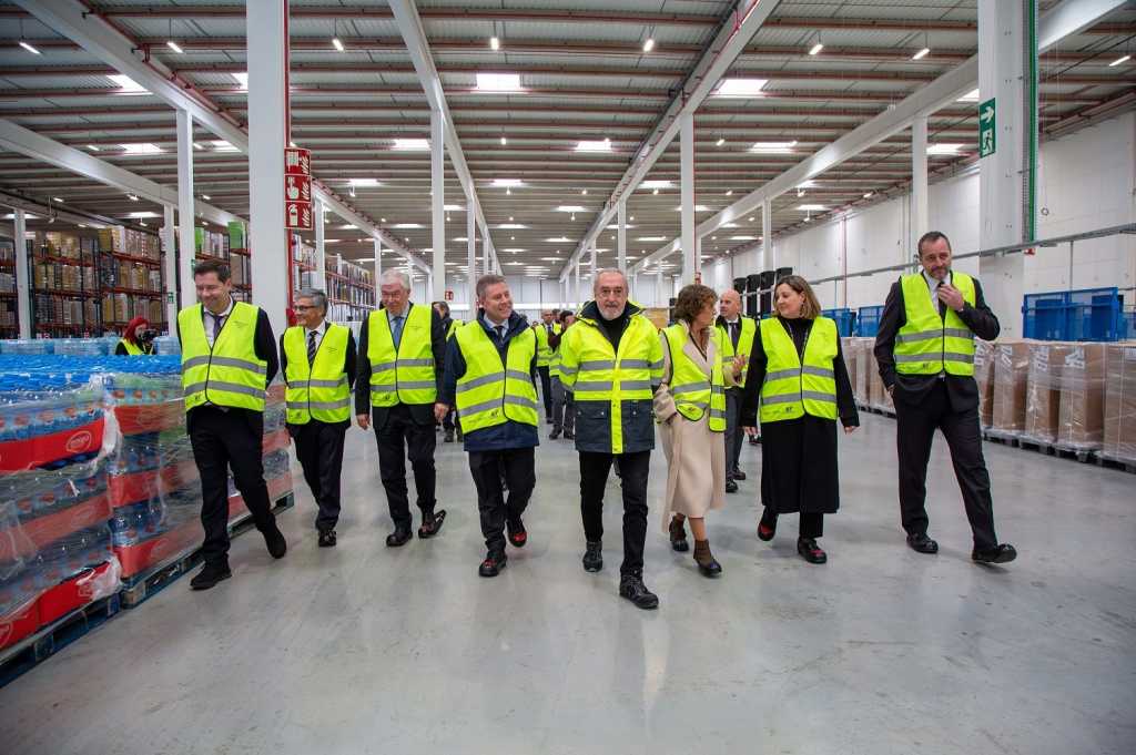 Autoridades y directivos durante la visita inaugural al centro logístico.