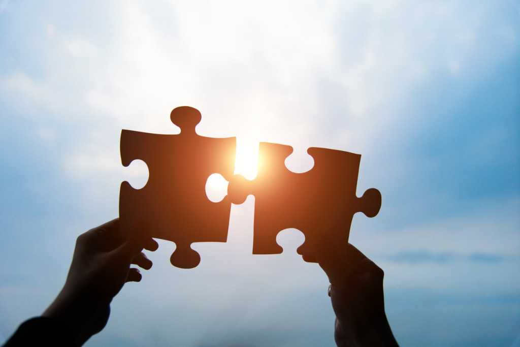 hands holding puzzle pieces