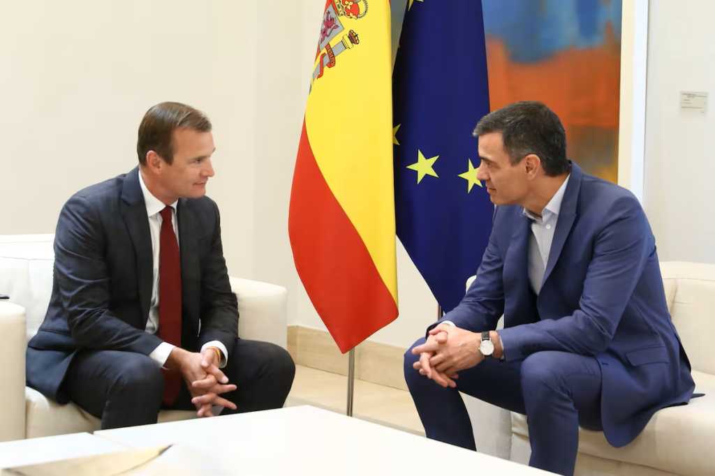 Meinrad Spenger, CEO de Masorange, junto a Pedro Sánchez, presidente del Gobierno.