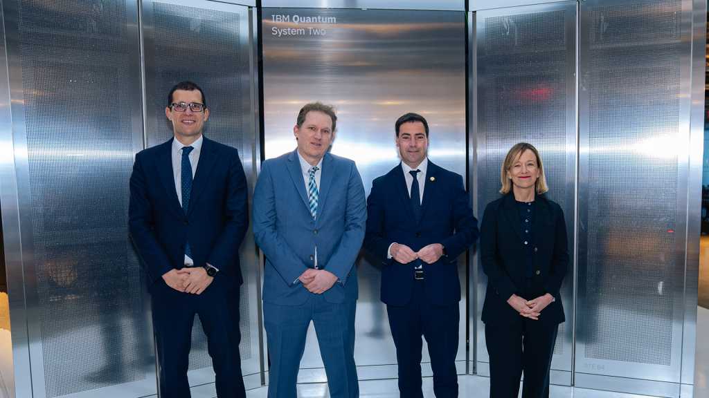 Representantes de IBM, el Gobierno Vasco y la Fundación Vasca para la Ciencia en el País Vasco (España) en el Centro de Investigación IBM Thomas J Watson en Yorktown Heights, Nueva York, frente al primer IBM Quantum System Two, para anunciar los planes de instalar el primer IBM Quantum System Two de Europa en el Centro de Computación Cuántica IBM-Euskadi para finales de 2025.