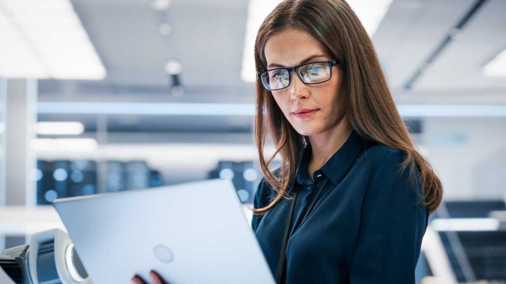 IT worker using windows laptop
