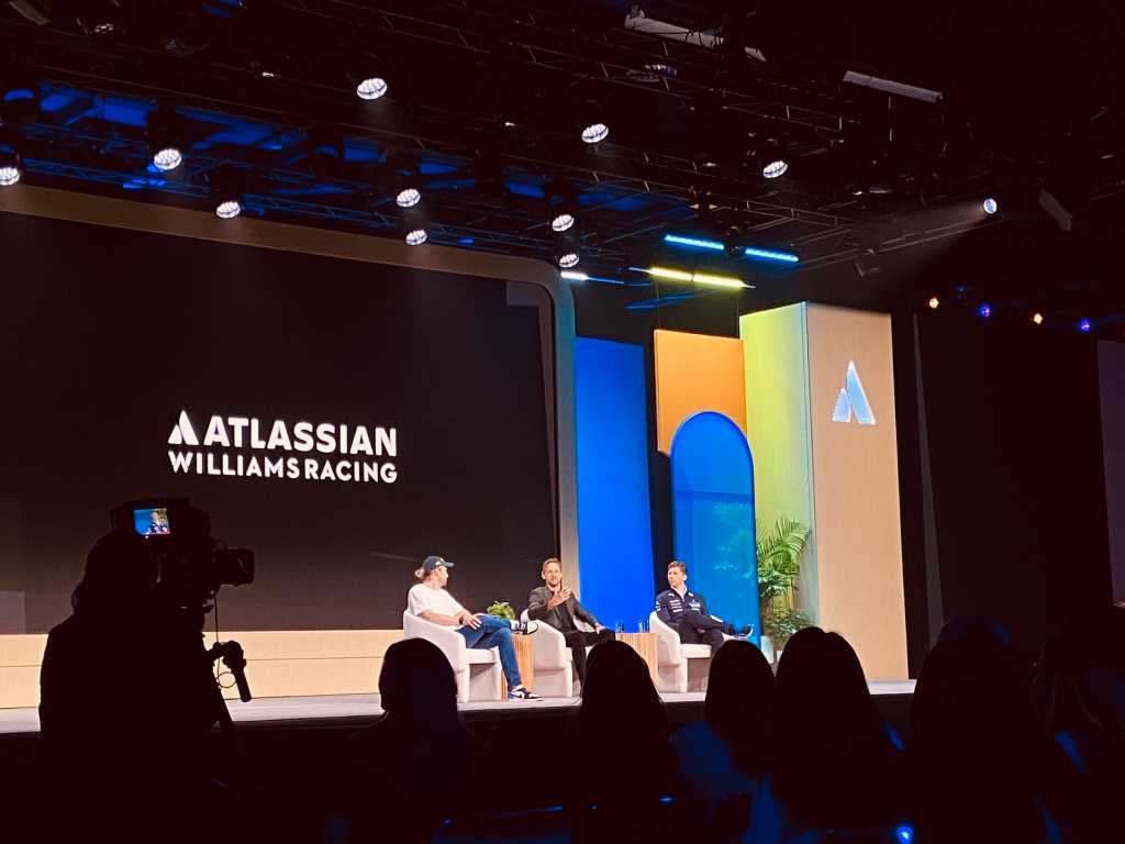 De izquierda a derecha: Mike Cannon-Brookes, director general de Atlassian, junto a Jenson Button, campeón del mundo en 2009 y embajador de la marca, y James Vowles, jefe de equipo de Atlassian Williams Racing.