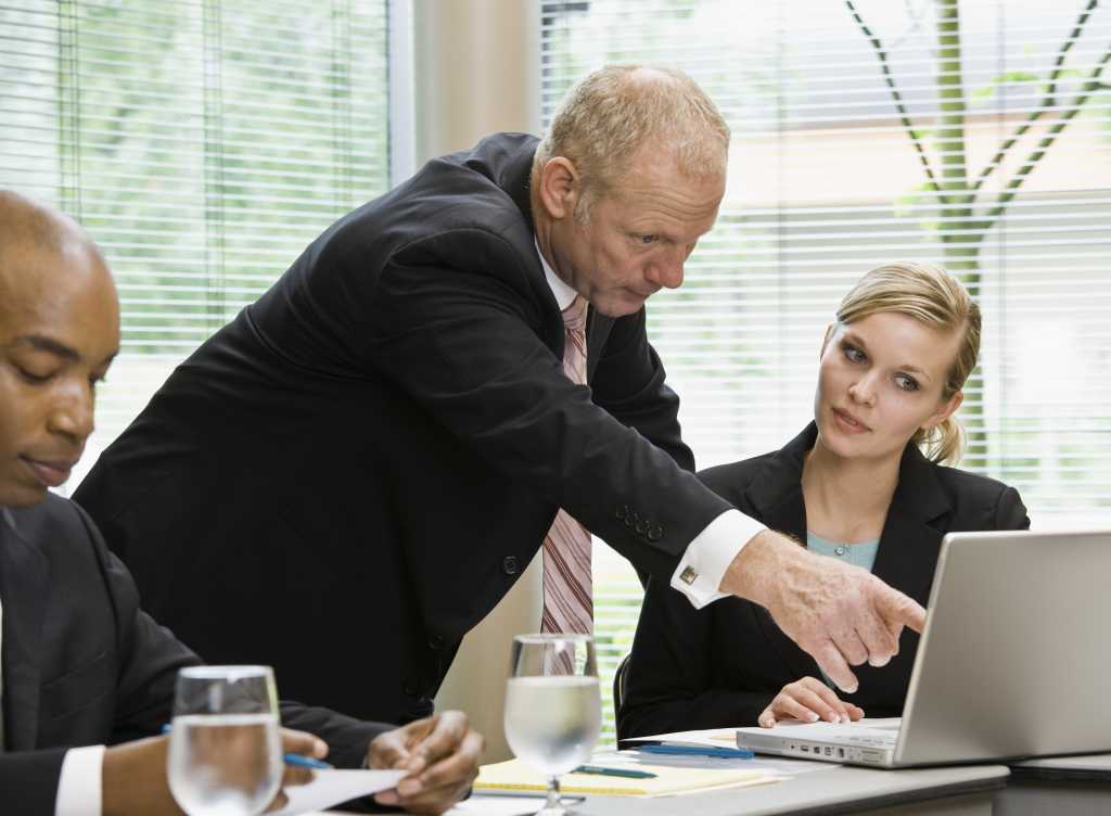 businesspeople in meeting 147069578