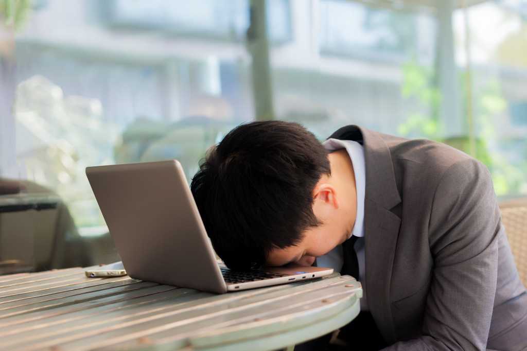 fail frustration laptop user head desk