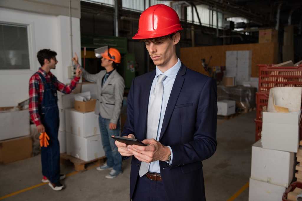 italy_construction-engineer-tablet