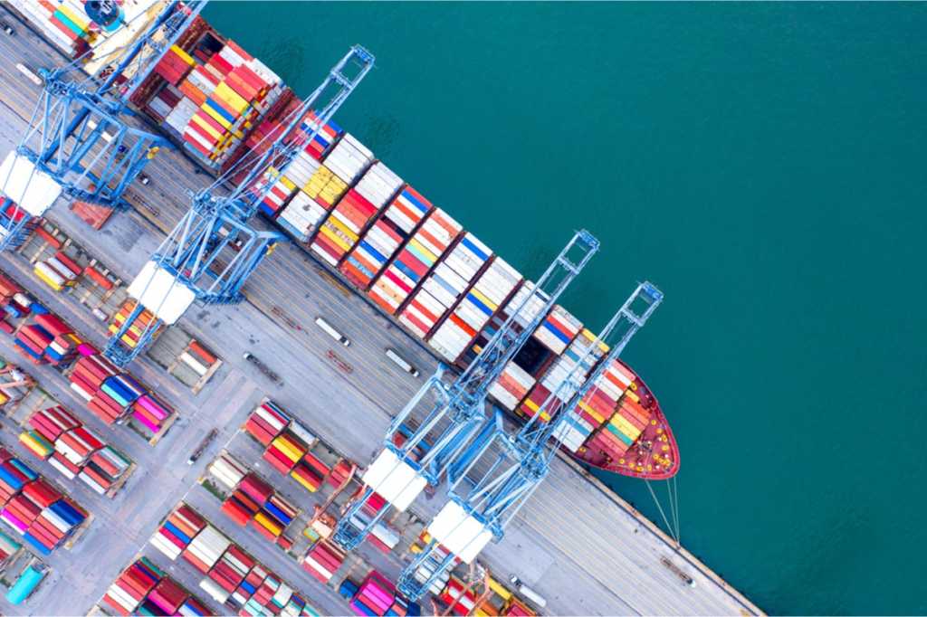 IDGConnect_freight_shipping_digitaltransformation_shutterstock_2032711937_1200x800