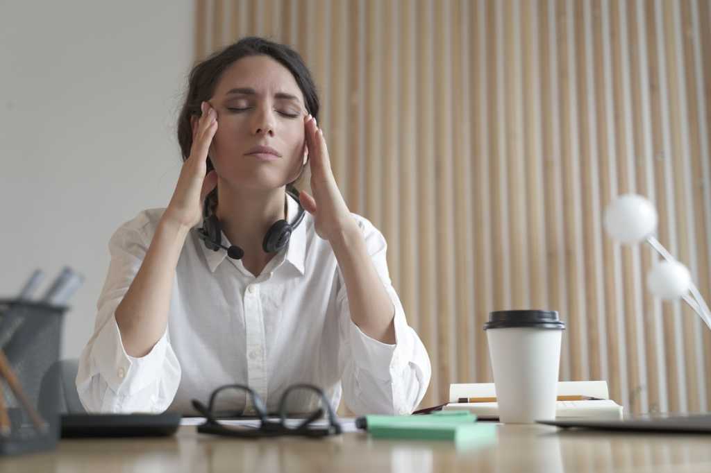 italy-frustrated-woman-business