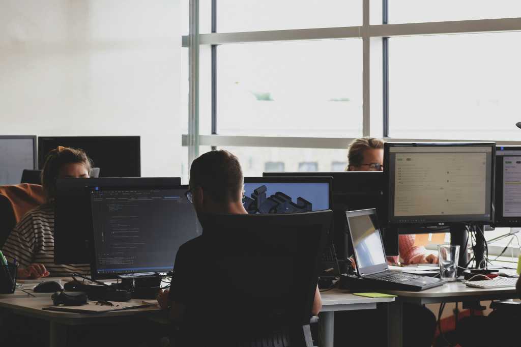 personas trabajando con ordenadores