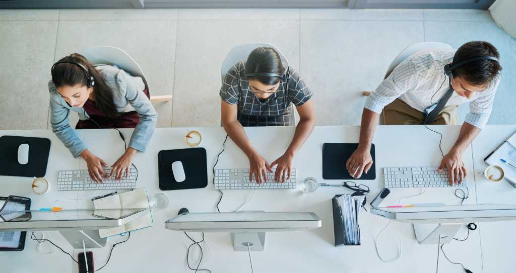 personas trabajando en un contact center